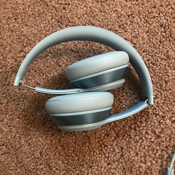 Beats by Dr. Dre Solo 2 On-Ear Wireless Headphones - Picture 8 of 8